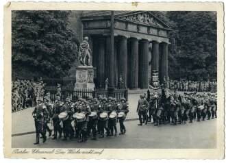 Ansichtskarte "Berlin, Ehrenmal, die Wache zieht auf"