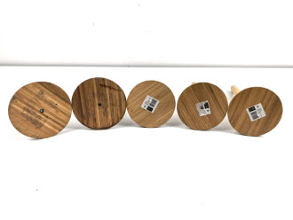 5 x Holzständer für zum Beispiel Stahlhelme. Die Basis je etwa 14cm Durchmesser, Höhe 32cm, gebraucht, aus Sammlungsauflösung