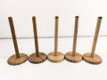 5 x Holzständer für zum Beispiel Stahlhelme. Die Basis je etwa 14cm Durchmesser, Höhe 32cm, gebraucht, aus Sammlungsauflösung