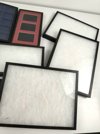 13 Stück  Schaukasten für Orden, Effekten, Nadeln und vieles mehr. Stabiler Karton , Glasscheibe,verschiedene Formate und Ausführungen. Gebraucht aus Sammlungsauflösung
