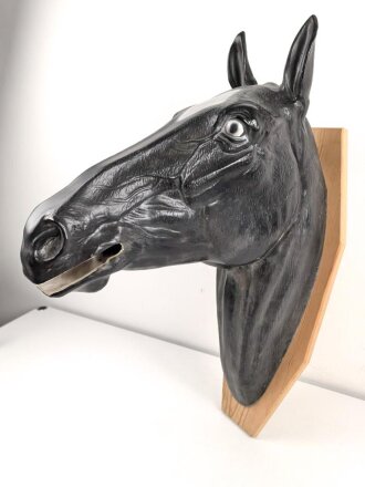 Kopf eines Pferdes aus Kunststoff auf Holzplatte....