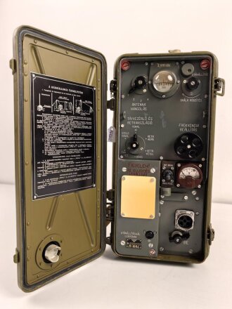 Ungarn Nachkrieg, Tornisterfunkgerät R-108D. Originallack, Optisch einwandfrei, Funktion nicht geprüft, Gerät lässt sich nicht vom Gehäuse lösen, höchstwahrscheinlich unbenutztes Gerät