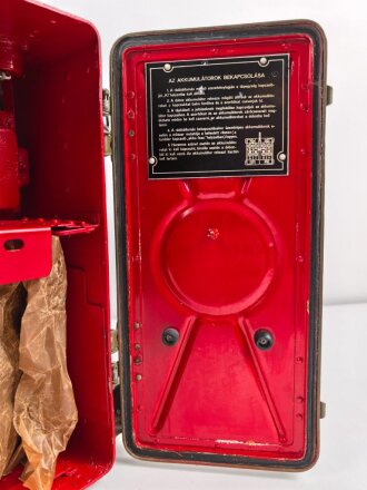 Ungarn Nachkrieg, Tornisterfunkgerät R-108D. Originallack, Optisch einwandfrei, Funktion nicht geprüft, Gerät lässt sich nicht vom Gehäuse lösen, höchstwahrscheinlich unbenutztes Gerät
