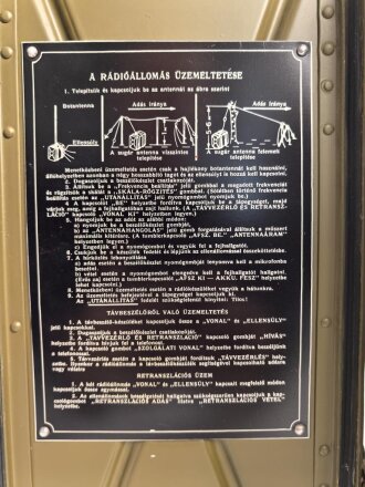 Ungarn Nachkrieg, Tornisterfunkgerät R-108D. Originallack, Optisch einwandfrei, Funktion nicht geprüft, Gerät lässt sich nicht vom Gehäuse lösen, höchstwahrscheinlich unbenutztes Gerät