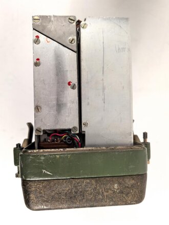 NVA ,Tornisterfunkgerät R-109M. Optisch gut, Funktion nicht geprüft. Da die Akkus enthalten sind, KEIN VERSAND NACH ÜBERSEE