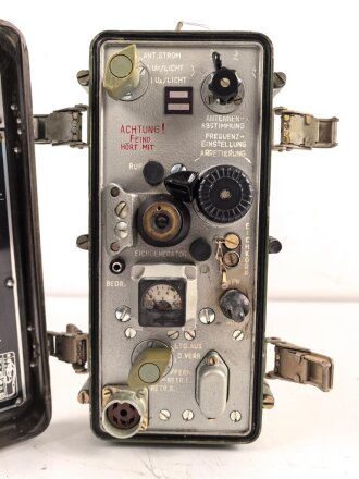 NVA ,Tornisterfunkgerät R-109M. Optisch gut, Funktion nicht geprüft. Da die Akkus enthalten sind, KEIN VERSAND NACH ÜBERSEE