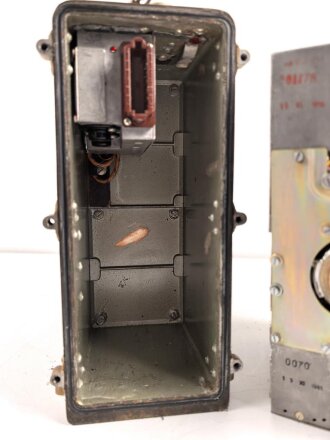 NVA ,Tornisterfunkgerät R-109M. Optisch gut, Funktion nicht geprüft. Da die Akkus enthalten sind, KEIN VERSAND NACH ÜBERSEE