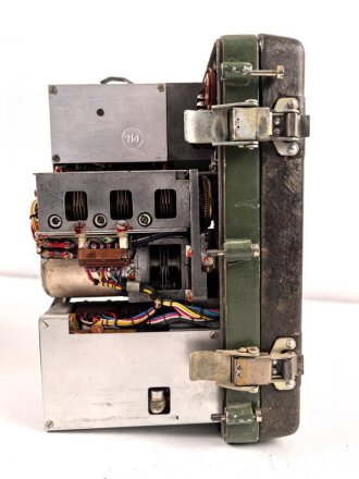 NVA ,Tornisterfunkgerät R-109M. Optisch gut, Funktion nicht geprüft. Da die Akkus enthalten sind, KEIN VERSAND NACH ÜBERSEE