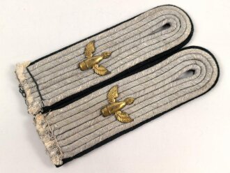Kriegsmarine Paar Schulterstücke für einen Leutnant auf dunkelgrünem Tuch