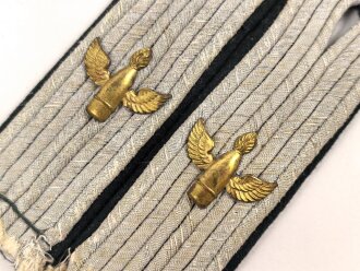 Kriegsmarine Paar Schulterstücke für einen Leutnant auf dunkelgrünem Tuch