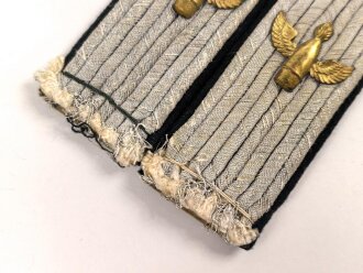 Kriegsmarine Paar Schulterstücke für einen Leutnant auf dunkelgrünem Tuch