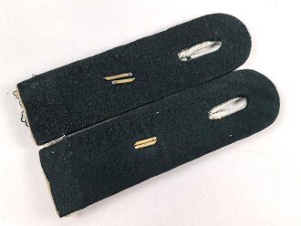 Kriegsmarine Paar Schulterstücke für einen Leutnant auf dunkelgrünem Tuch