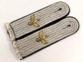 Kriegsmarine Paar Schulterstücke für einen Leutnant auf dunkelgrünem Tuch