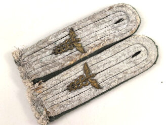 Kriegsmarine Paar Schulterstücke für einen Leutnant auf dunkelgrünem Tuch