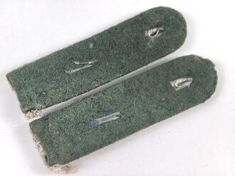 Kriegsmarine Paar Schulterstücke für einen Leutnant auf dunkelgrünem Tuch