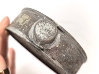 1.Weltkrieg, Feldpostpaket  mit zu befüllendem Flachmann aus Metall. Maße des Karton 4 x 10,5 x 10,5cm