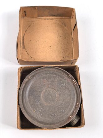 1.Weltkrieg, "Feldpostbrief" mit zu befüllendem Flachmann aus Metall. Maße des Karton 4 x 10,5 x 10,5cm