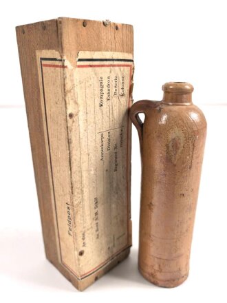1.Weltkrieg, "Feldpost" aus Holz mit Tonflasche. Deckel fehlt, Maße  9,5 x 6 x 5,5cm