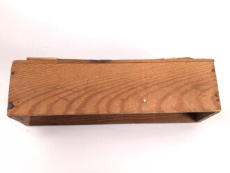 1.Weltkrieg, "Feldpost" aus Holz mit Tonflasche. Deckel fehlt, Maße  9,5 x 6 x 5,5cm