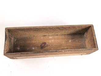 1.Weltkrieg, "Feldpost" aus Holz mit Tonflasche. Deckel fehlt, Maße  9,5 x 6 x 5,5cm