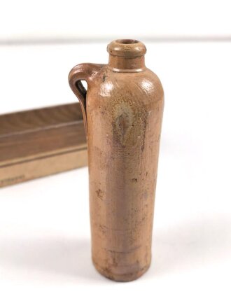 1.Weltkrieg, "Feldpost" aus Holz mit Tonflasche. Deckel fehlt, Maße  9,5 x 6 x 5,5cm