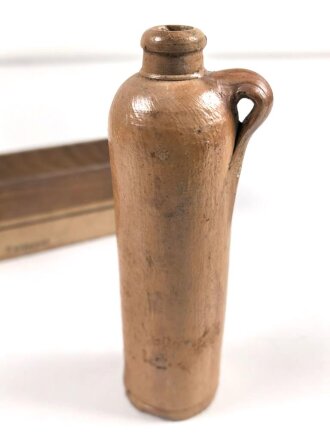 1.Weltkrieg, "Feldpost" aus Holz mit Tonflasche. Deckel fehlt, Maße  9,5 x 6 x 5,5cm