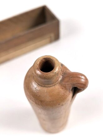 1.Weltkrieg, "Feldpost" aus Holz mit Tonflasche. Deckel fehlt, Maße  9,5 x 6 x 5,5cm