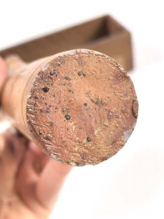 1.Weltkrieg, "Feldpost" aus Holz mit Tonflasche. Deckel fehlt, Maße  9,5 x 6 x 5,5cm