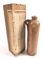 1.Weltkrieg, "Feldpost" aus Holz mit Tonflasche. Deckel fehlt, Maße  9,5 x 6 x 5,5cm