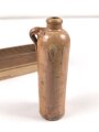 1.Weltkrieg, "Feldpost" aus Holz mit Tonflasche. Deckel fehlt, Maße  9,5 x 6 x 5,5cm