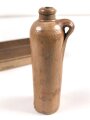 1.Weltkrieg, "Feldpost" aus Holz mit Tonflasche. Deckel fehlt, Maße  9,5 x 6 x 5,5cm