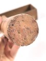 1.Weltkrieg, "Feldpost" aus Holz mit Tonflasche. Deckel fehlt, Maße  9,5 x 6 x 5,5cm