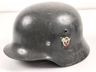 Polizei III.Reich, Stahlhelm Modell 1935 mit beiden Abzeichen. In allen Teilen Original und zusammengehörig, Ungereinigtes Stück, Hersteller ET für Eisenwerk Thale, Kopfgrösse 61.