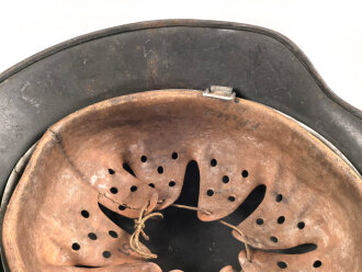Polizei III.Reich, Stahlhelm Modell 1935 mit beiden Abzeichen. In allen Teilen Original und zusammengehörig, Ungereinigtes Stück, Hersteller ET für Eisenwerk Thale, Kopfgrösse 61.