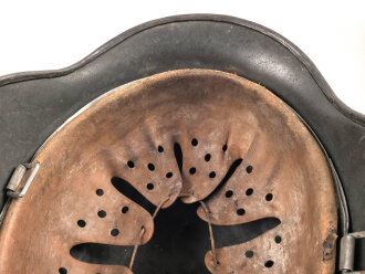 Polizei III.Reich, Stahlhelm Modell 1935 mit beiden Abzeichen. In allen Teilen Original und zusammengehörig, Ungereinigtes Stück, Hersteller ET für Eisenwerk Thale, Kopfgrösse 61.