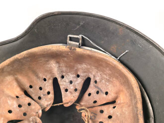 Polizei III.Reich, Stahlhelm Modell 1935 mit beiden Abzeichen. In allen Teilen Original und zusammengehörig, Ungereinigtes Stück, Hersteller ET für Eisenwerk Thale, Kopfgrösse 61.