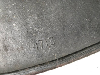 Polizei III.Reich, Stahlhelm Modell 1935 mit beiden Abzeichen. In allen Teilen Original und zusammengehörig, Ungereinigtes Stück, Hersteller ET für Eisenwerk Thale, Kopfgrösse 61.