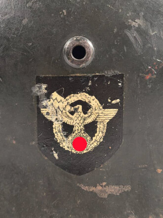 Polizei III.Reich, Stahlhelm Modell 1935 mit beiden Abzeichen. In allen Teilen Original und zusammengehörig, Ungereinigtes Stück, Hersteller ET für Eisenwerk Thale, Kopfgrösse 61.