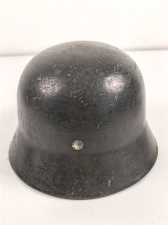 Polizei III.Reich, Stahlhelm Modell 1935 mit beiden Abzeichen. In allen Teilen Original und zusammengehörig, Ungereinigtes Stück, Hersteller ET für Eisenwerk Thale, Kopfgrösse 61.