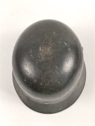 Polizei III.Reich, Stahlhelm Modell 1935 mit beiden Abzeichen. In allen Teilen Original und zusammengehörig, Ungereinigtes Stück, Hersteller ET für Eisenwerk Thale, Kopfgrösse 61.