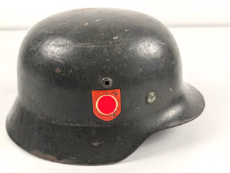 Polizei III.Reich, Stahlhelm Modell 1935 mit beiden Abzeichen. In allen Teilen Original und zusammengehörig, Ungereinigtes Stück, Hersteller ET für Eisenwerk Thale, Kopfgrösse 61.