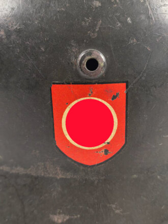 Polizei III.Reich, Stahlhelm Modell 1935 mit beiden Abzeichen. In allen Teilen Original und zusammengehörig, Ungereinigtes Stück, Hersteller ET für Eisenwerk Thale, Kopfgrösse 61.