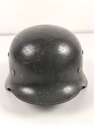 Polizei III.Reich, Stahlhelm Modell 1935 mit beiden Abzeichen. In allen Teilen Original und zusammengehörig, Ungereinigtes Stück, Hersteller ET für Eisenwerk Thale, Kopfgrösse 61.