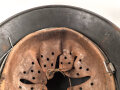 Polizei III.Reich, Stahlhelm Modell 1935 mit beiden Abzeichen. In allen Teilen Original und zusammengehörig, Ungereinigtes Stück, Hersteller ET für Eisenwerk Thale, Kopfgrösse 61.