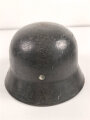 Polizei III.Reich, Stahlhelm Modell 1935 mit beiden Abzeichen. In allen Teilen Original und zusammengehörig, Ungereinigtes Stück, Hersteller ET für Eisenwerk Thale, Kopfgrösse 61.