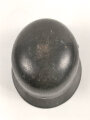 Polizei III.Reich, Stahlhelm Modell 1935 mit beiden Abzeichen. In allen Teilen Original und zusammengehörig, Ungereinigtes Stück, Hersteller ET für Eisenwerk Thale, Kopfgrösse 61.