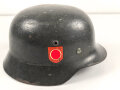Polizei III.Reich, Stahlhelm Modell 1935 mit beiden Abzeichen. In allen Teilen Original und zusammengehörig, Ungereinigtes Stück, Hersteller ET für Eisenwerk Thale, Kopfgrösse 61.