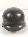 Polizei III.Reich, Stahlhelm Modell 1935 mit beiden Abzeichen. In allen Teilen Original und zusammengehörig, Ungereinigtes Stück, Hersteller ET für Eisenwerk Thale, Kopfgrösse 61.