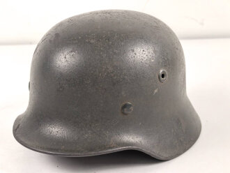 Stahlhelm Modell 1940 für Angehörige des Heeres. In allen Teilen original und zusammengehörig, undeutlich gestempelt ? 64.