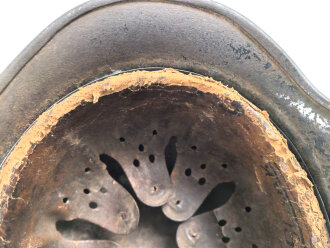 Stahlhelm Modell 1940 für Angehörige des Heeres. In allen Teilen original und zusammengehörig, undeutlich gestempelt ? 64.